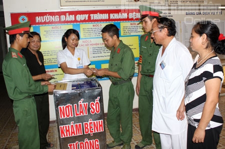 Không chỉ điều trị cho cán bộ, chiến sĩ quân đội, Bệnh viện Quân y 105 còn là địa chỉ tin cậy của nhân dân ở các tỉnh phía Tây Bắc Hà Nội