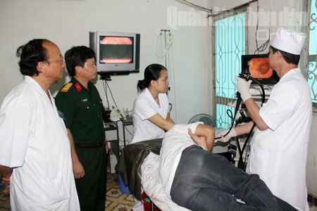 Đến với Bệnh viện Quân y 105, bệnh nhân không chỉ nhận được sự chăm sóc tận tình của y, bác sĩ các khoa, mà còn được lãnh đạo bệnh viện thường xuyên thăm, khám.