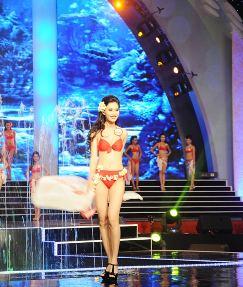 Các thí sinh trình diễn phần thi áo tắm
