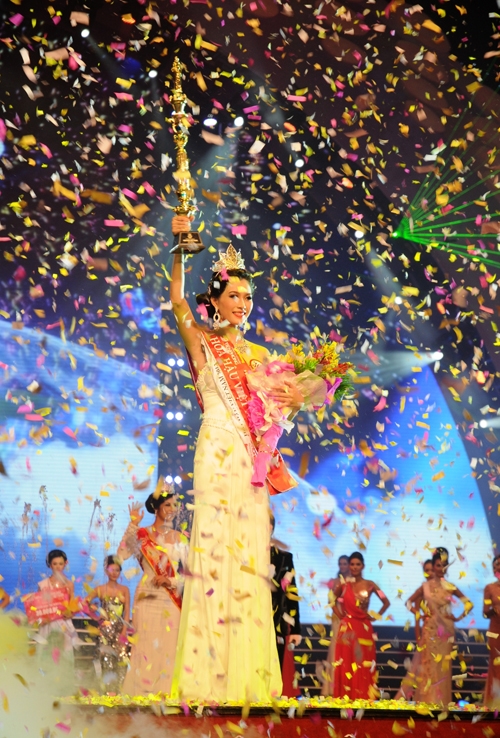Giây phút đăng quang của tân Hoa hậu Đặng Thu Thảo
