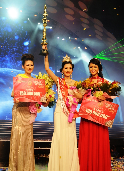 Hoa hậu Đặng Thu Thảo, Á hậu 1 Dương Tú Anh và Á hậu 2 Đỗ Hoàng Anh
