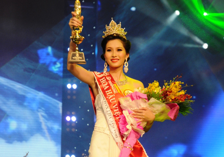 Người đẹp đăng quang Hoa hậu