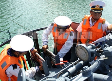 Với thao tác thuần thục, chính xác, đạn pháo được nạp trong thời gian nhanh nhất...