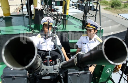 Về Hải đội 4 (Vùng 1 Hải quân) trong một ngày nắng gắt, các pháo thủ vẫn cần mẫn luyện tập bên mâm pháo nóng như rang...