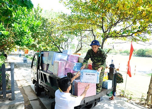 Cán bộ, chiến sĩ đảo Song Tử Tây nhận quà Tết