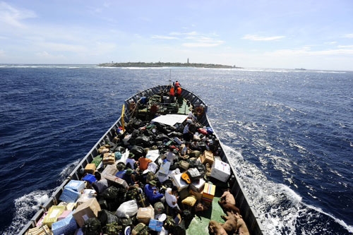 Quà Tết ra với quân, dân Trường Sa rất phong phú, như bánh kẹo, hoa quả, lợn, gà, lá rong, gạo nếp, đỗ xanh ...