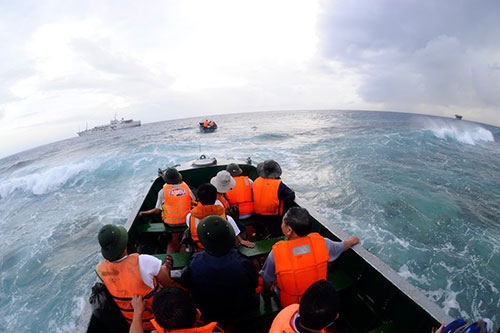 Vượt sóng lớn vào thăm đảo