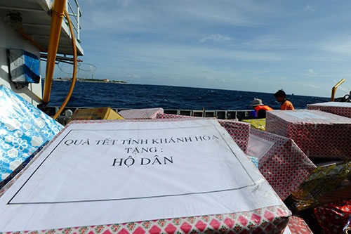 Ngoài quà của Bộ Quốc phòng, nhiều địa phương như Khánh Hoà, Ninh Thuận…cũng gửi hàng nghìn xuất quà Tết đến quân và dân huyện đảo Trường Sa.