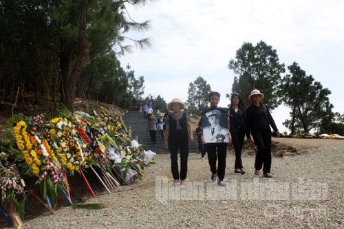 Nhiều người mang theo di ảnh của Đại tướng.