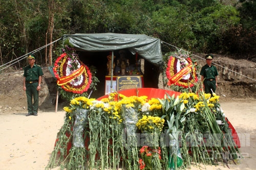 Những bó hoa tươi liên tục được người dân mang lên viếng Đại tướng.