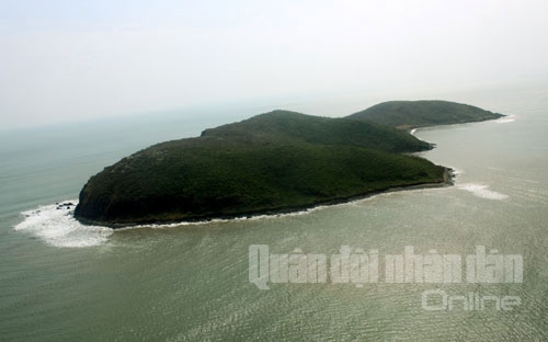 Đảo Yến nằm phía trước khu Đại tướng an nghỉ.