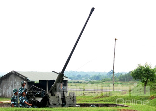 Các khẩu đổi nhanh chóng về tư thế sẵn sàng chiến đấu.