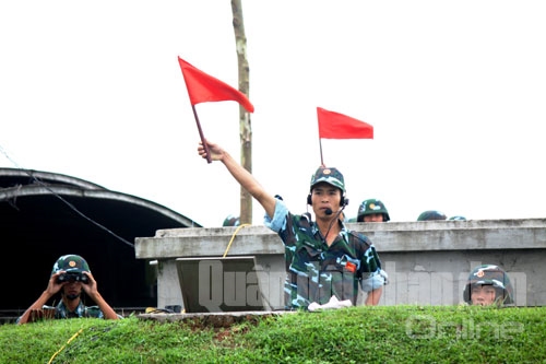 Những khẩu lệnh đanh gọn được phát đi dồn dập từ vị trí Đại đội trưởng.