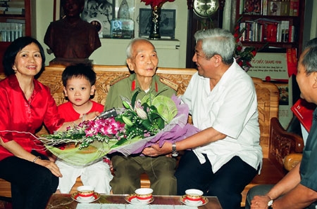 Đại tướng với nguyên Chủ tịch Ủy ban Trung ương Mặt trận Tổ quốc Việt Nam Phạm Thế Duyệt...