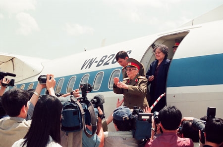 Đại tướng Võ Nguyên Giáp trở lại thăm Điện Biên Phủ năm 2004