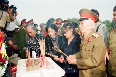 Đại tướng Võ Nguyên Giáp thắp hương, tưởng nhớ sự hy sinh vì Tổ quốc của các anh hùng liệt sĩ.