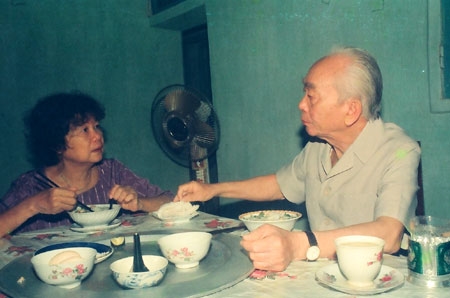 ...và bên mâm cơm giản dị và ấm cúng.