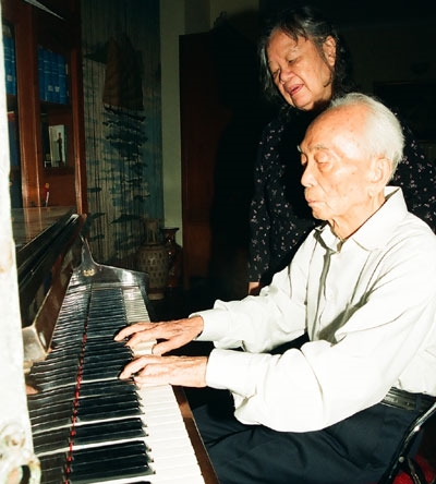 Đại tướng và phu nhân bên cây đàn piano...