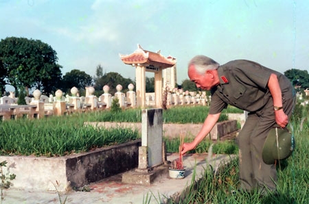 Đại tướng thắp hương bên bia mộ các liệt sĩ.