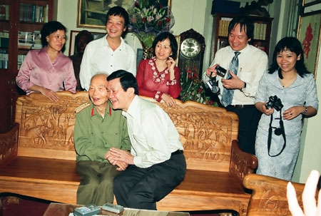 Chủ tịch nước Trương Tấn Sang và Đại tướng vui vẻ chuyện trò.