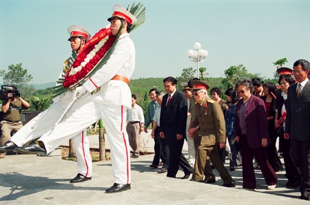 Đại tướng đến viếng Nghĩa trang liệt sĩ Đồi A1