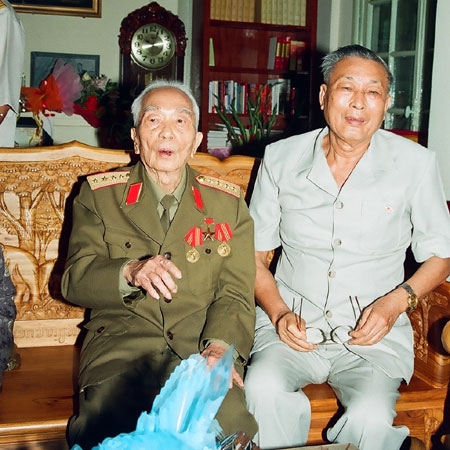 ...và với Trung tướng Đồng Sĩ Nguyên, nguyên Tư lệnh Đoàn 559