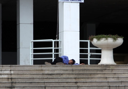 Theo tình huống đặt ra, bọn khủng bố đã chiếm giữ Bưu điện TP Hà Nội, bắn chết bảo vệ.