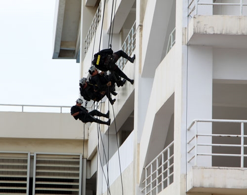 ...và từ trên cao xuống