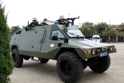 Cảnh sát 113 cùng xe bọc thép tiếp cận tòa nhà bị bọn khủng bố chiếm giữ