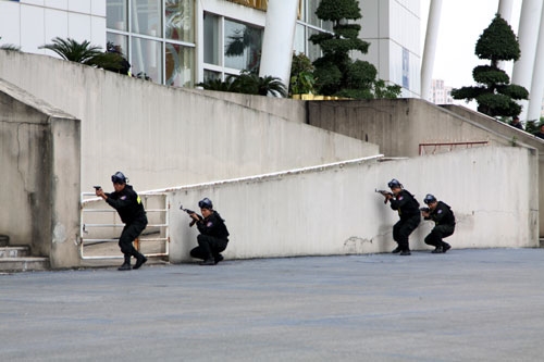 Tiếp cận mặt trước tòa nhà.