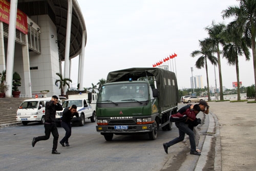 Sau khi lực lượng đặc nhiệm tấn công bọn khủng bố, một số con tin đã thoát ra khỏi tòa nhà.