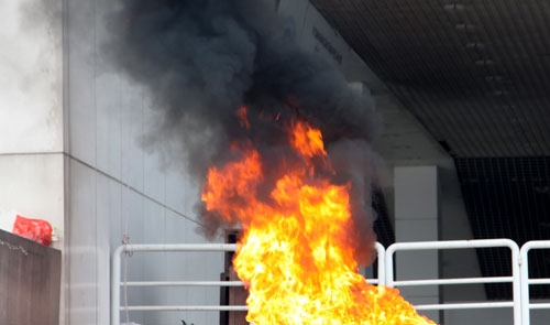 Tình huống cháy nổ phát sinh tại tòa nhà.