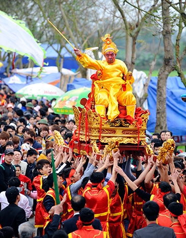 Trong khi rước, thỉnh thoảng đám trai tráng khênh kiệu