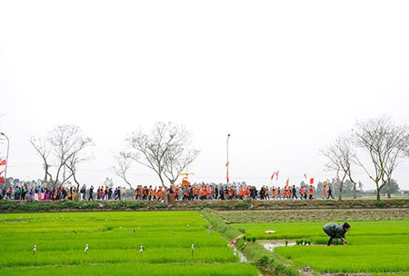 Sau khi làm lễ ở đình làng, kiệu rước và quan quân vào đền Thượng rước “Vua” về đình làng.