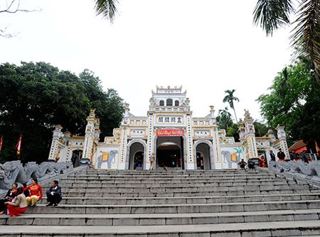 Cổng tam quan của đền Sái, nơi thờ Huyền Thiên Trấn Vũ