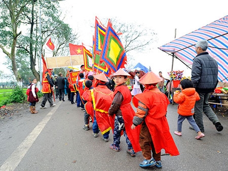 Các em nhỏ háo hức tham gia đóng vai các chú lính nhí cầm phướn, cờ.