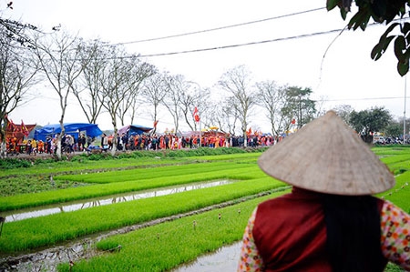 Dù tất bật với vụ mùa mới, nhưng ngày hội làng, bà con địa phương và du khách thập phương về dự hội rất đông.