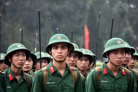 Chiến sĩ thông tin của Trung đoàn 165 trong Lễ ra quân huấn luyện