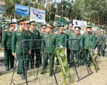 Đồng chí Tổng Tham mưu trưởng QĐND Việt Nam kiểm tra đồ dùng huấn luyện của Trung đoàn 165.