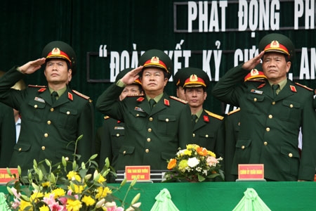 Thượng tướng Đỗ Bá Tỵ, Ủy viên Trung ương Đảng, Ủy viên Thường vụ Quân ủy Trung ương, Tổng Tham mưu trưởng, Thứ trưởng Bộ Quốc phòng đến dự và chỉ đạo Lễ ra quân huấn luyện của Trung đoàn 165, Sư đoàn 312, Quân đoàn 1.