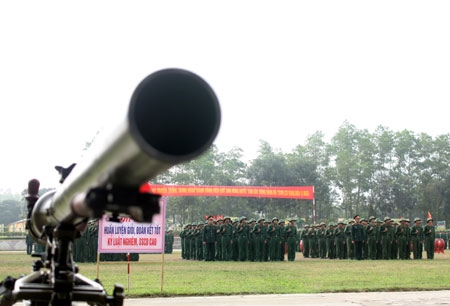 Năm 2013, Trung đoàn 165 tiếp tục coi trọng việc huấn luyện bộ đội sử dụng thành thạo các loại vũ khí, trang bị có trong biên chế và các loại vũ khí trang bị mới...