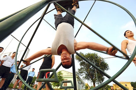 Mỗi ngày các phi công phải tập 1,5 giờ bài tập thể dục hàng không