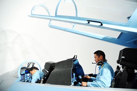 Phi công làm quen với khí tài mới trên mô hình 3D tại phòng tập tỉ lệ 1:1