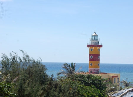 Ngọn hải đăng trên đảo.