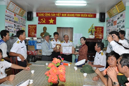 Đoàn công tác tặng quả cán bộ, chiến sĩ Nhà giàn DK1