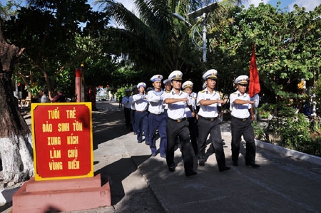 Duyệt đội ngũ trong lễ kỷ niệm 38 năm Ngày giải phóng quần đảo Trường Sa