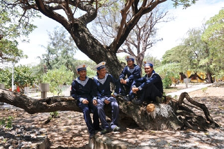 Chiến sĩ trẻ tâm tình bên gốc Phong ba