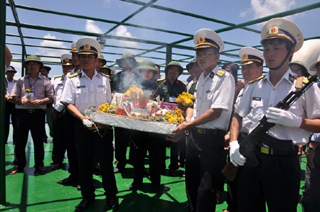 Lễ thả hoa tưởng niệm các liệt sĩ hy sinh trên vùng biển Trường Sa (Khánh Hòa)