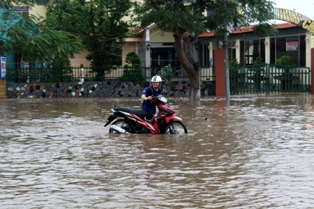 Chiều tối ngày 23-6, nhiều tuyến phố trên địa bàn quận Đồ Sơn (TP Hải Phòng) bị ngập sâu do mưa lớn kết hợp với triều cường.