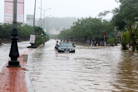 Ô tô chết máy do ngập nước, phải cần người đẩy để thoát khỏi nơi nước ngập...